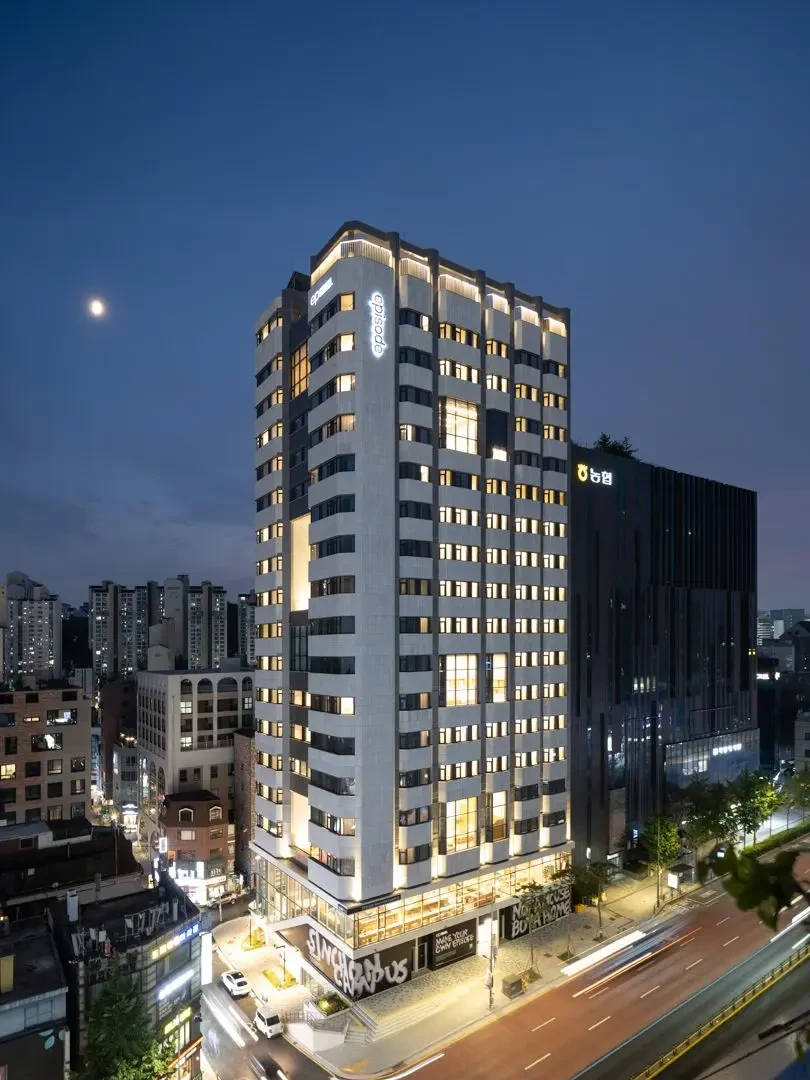 몬드라곤대학교 LEINN Seoul Lab이 있는 건물의 야경.